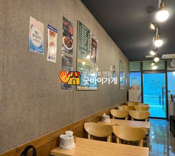 성남 수정구 또봉이통닭 매물 원문 등록 사진. 벽면 메뉴 포스터와 테이블, 의자가 있는 내부