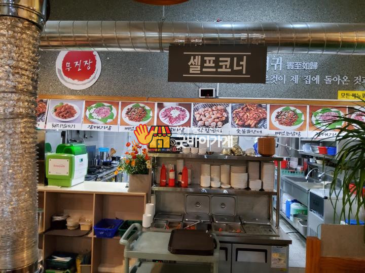 인천 남동구 고깃집 원문 등록 사진. 그릇과 소스통, 반찬 용기가 놓인 셀프 코너