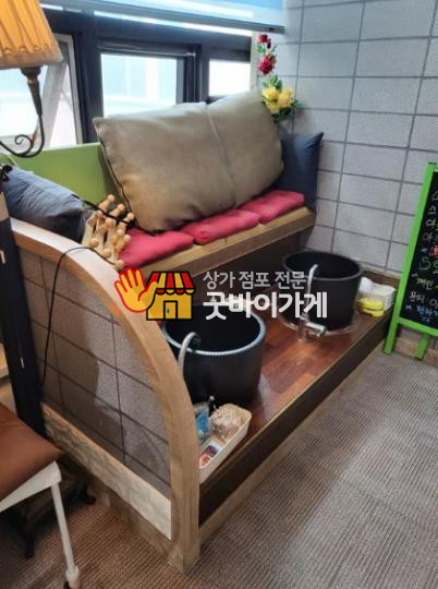 김포 마사지 매물 원문 등록 사진. 창가 좌석 앞에 검은 대야 두 개가 놓인 공간